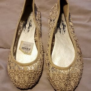 Size 7 cream color flats